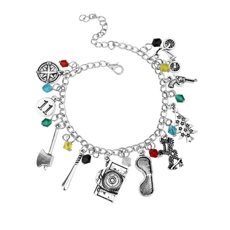 Bracelet porte-bonheur Stranger Things objets de Hawkins – visuel 3
