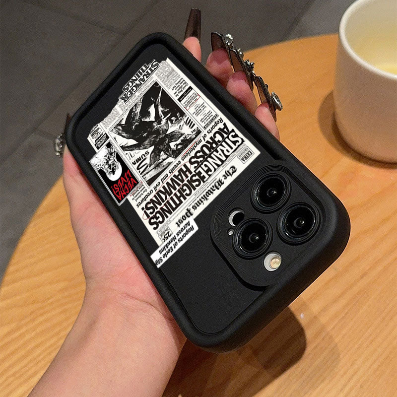Coque iPhone silicone Stranger Things journal Hawkins Post – visuel 3