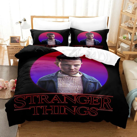 Copripiumino Stranger Things ritratto di Undici neon viola su un letto, con le federe abbinate
