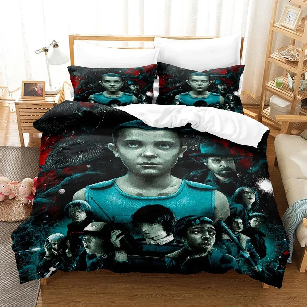 Copripiumino Stranger Things stagione 1 poster di Undici su un letto, con le federe abbinate