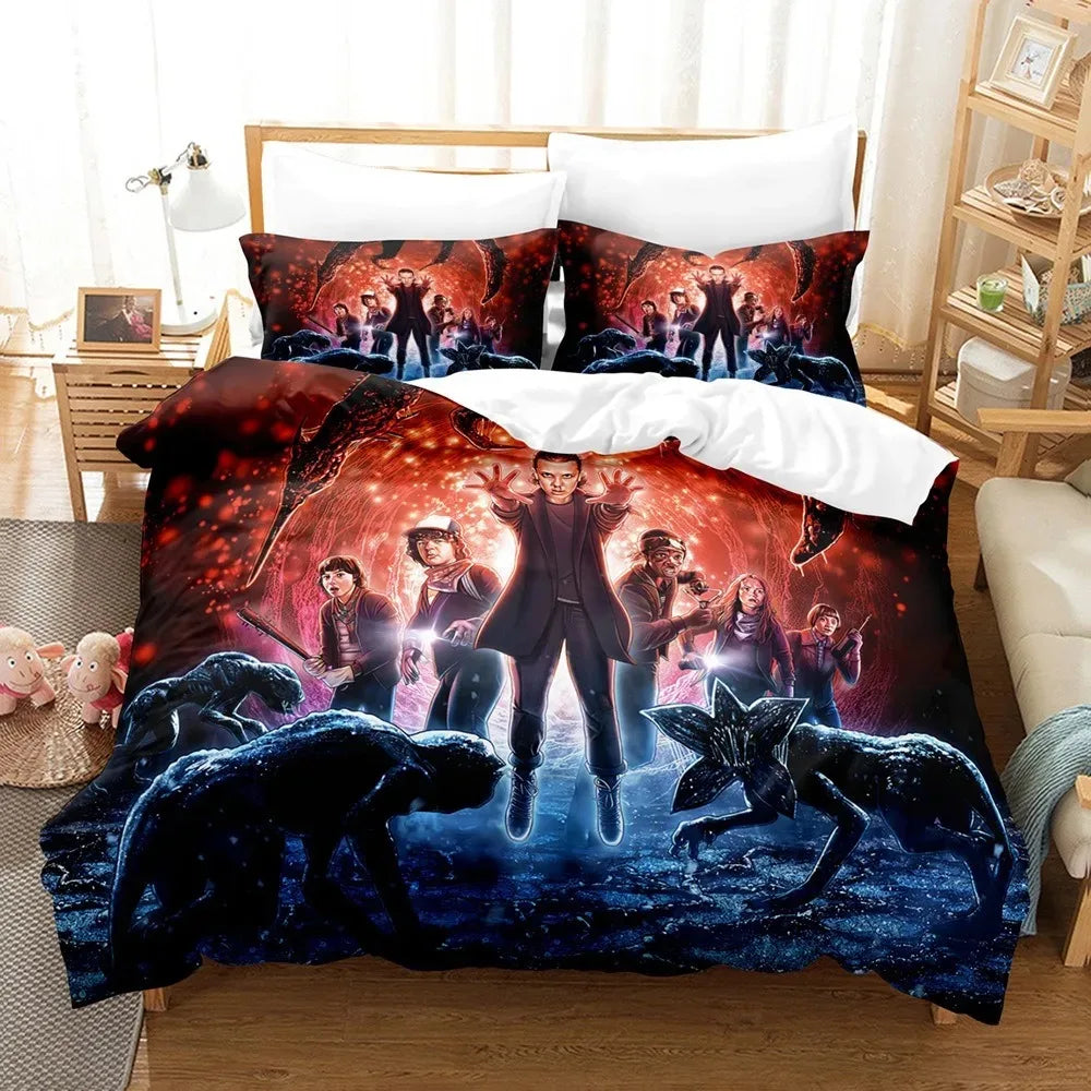 Copripiumino Stranger Things stagione 2 Undici e i Democani su un letto, con le federe abbinate