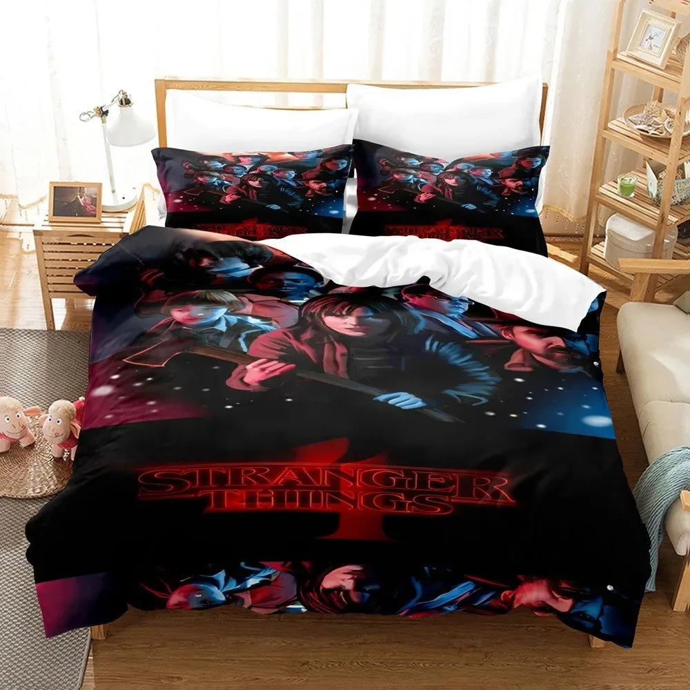 Copripiumino Stranger Things stagione 4 poster notturno su un letto, con le federe abbinate