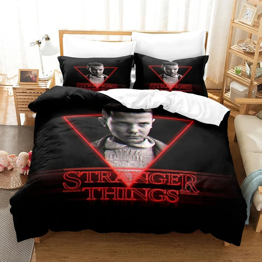 Set copripiumino Stranger Things Undici stagione 1 triangolo rosso su un letto, con le federe abbinate
