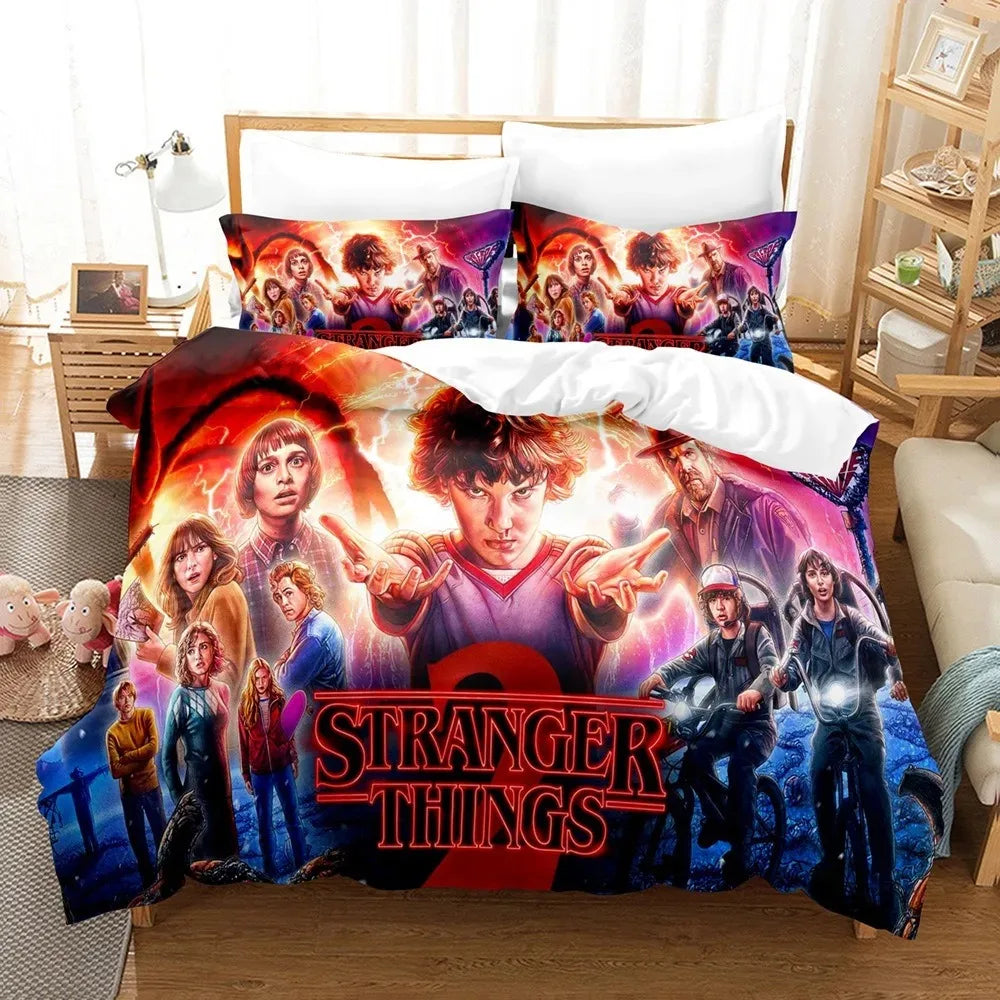 Set copripiumino Stranger Things stagione 2 poster illustrato su un letto, con le federe abbinate