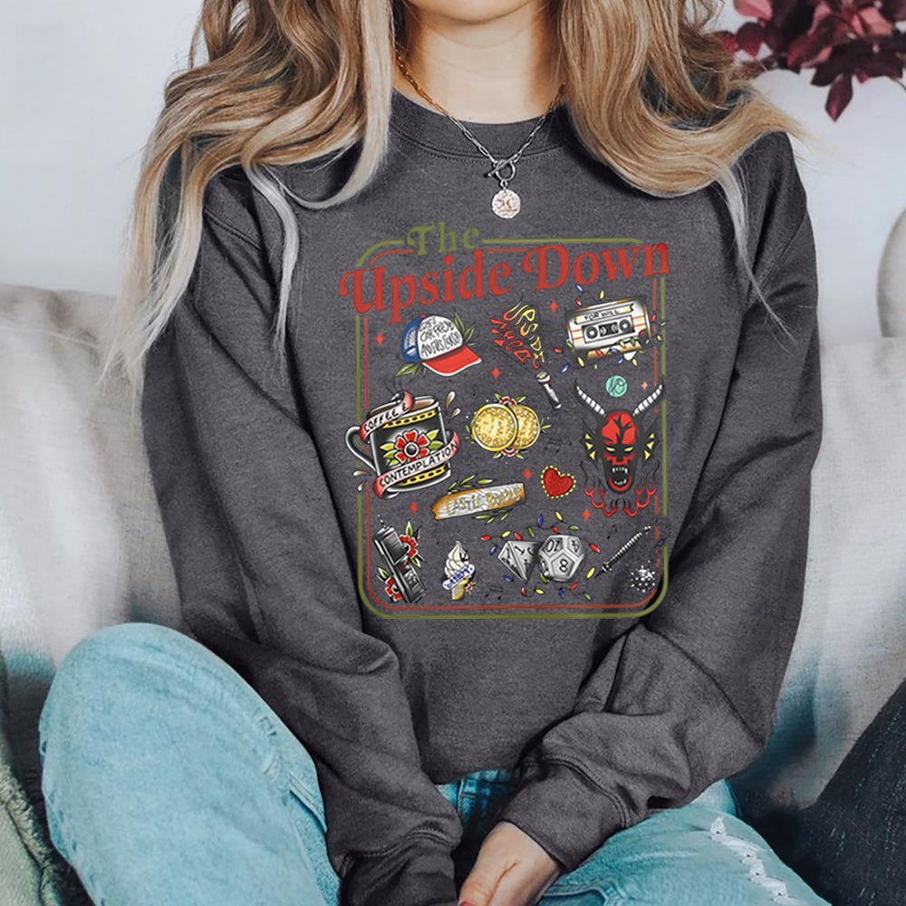 Felpa girocollo Stranger Things The Upside Down oggetti cult grigio antracite, oggetti della serie in stile tatuaggio retrò sul davanti