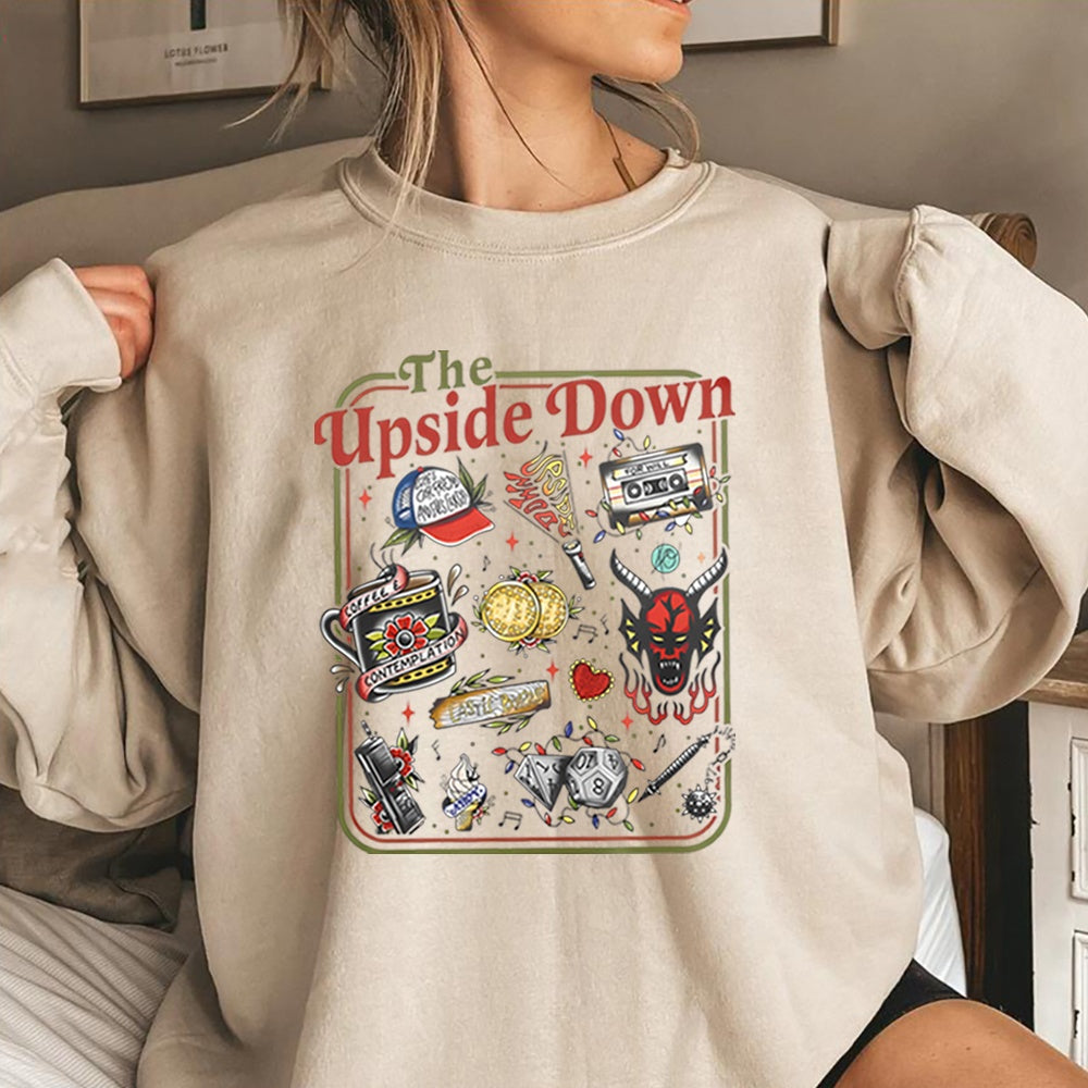 Felpa girocollo Stranger Things The Upside Down oggetti cult sabbia, oggetti della serie in stile tatuaggio retrò sul davanti