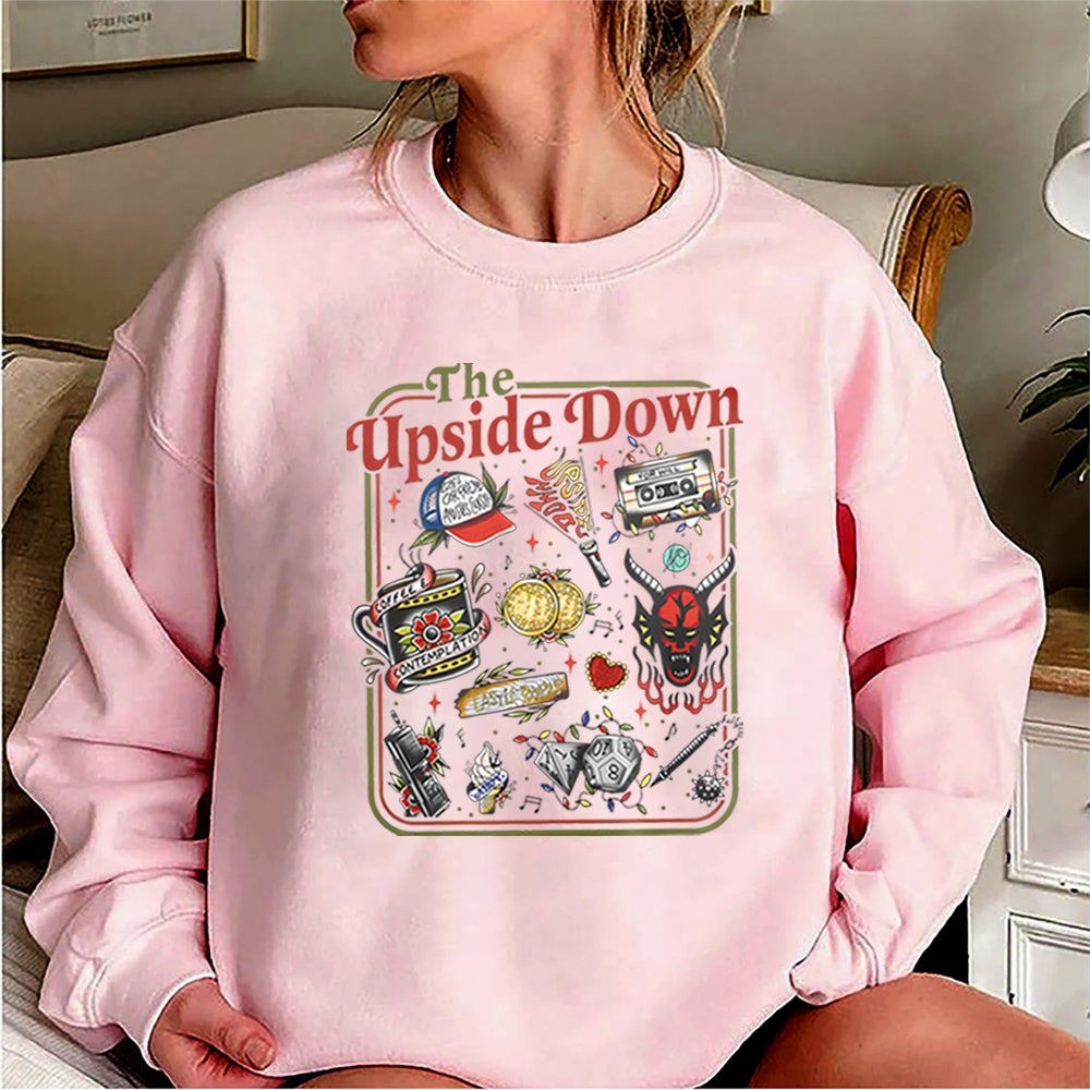 Felpa girocollo Stranger Things The Upside Down oggetti cult rosa, oggetti della serie in stile tatuaggio retrò sul davanti