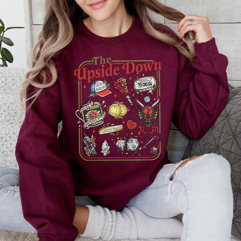 Felpa girocollo Stranger Things The Upside Down oggetti cult bordeaux, oggetti della serie in stile tatuaggio retrò sul davanti