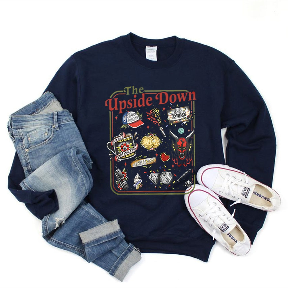 Felpa girocollo Stranger Things The Upside Down oggetti cult blu navy, oggetti della serie in stile tatuaggio retrò sul davanti