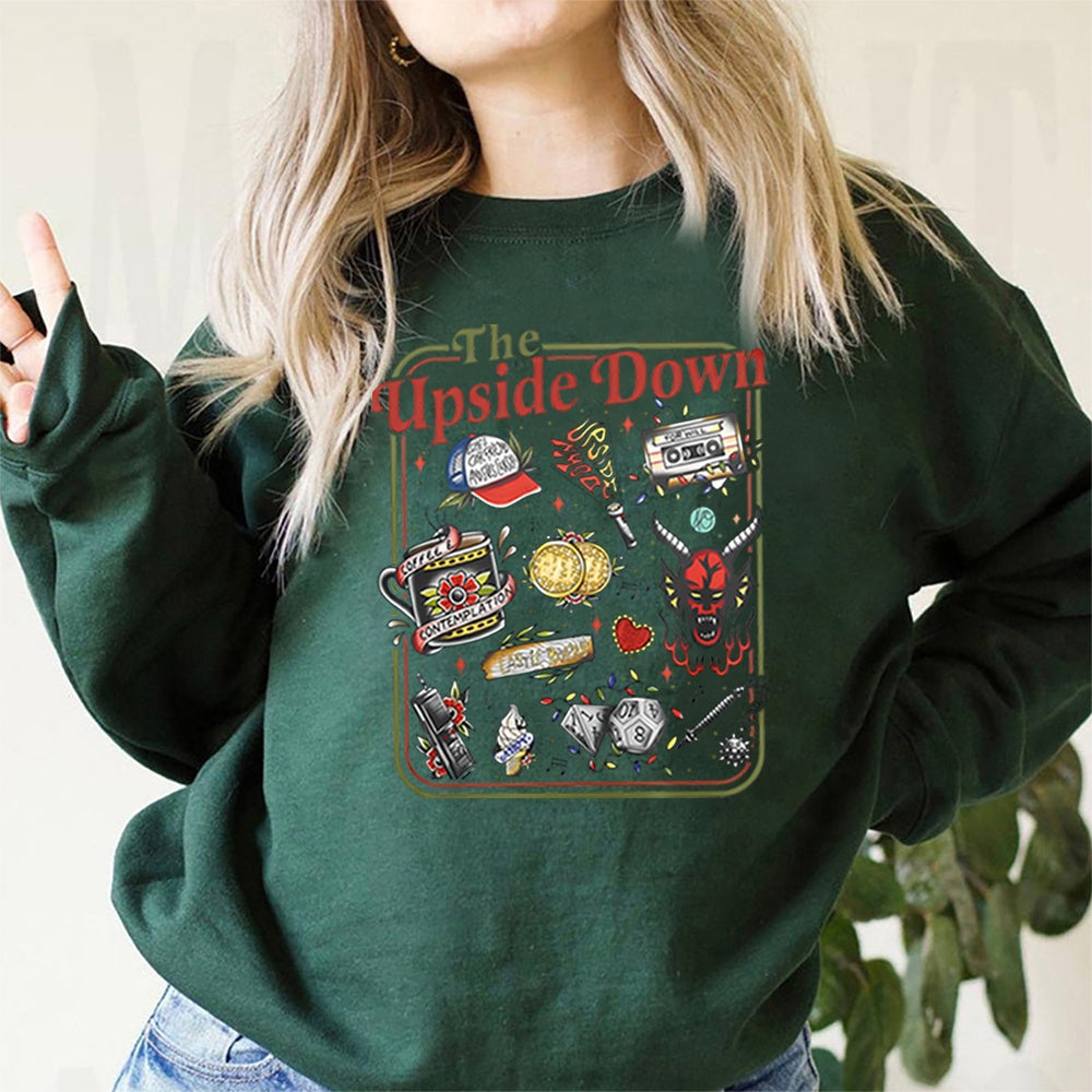 Felpa girocollo Stranger Things The Upside Down oggetti cult verde scuro, oggetti della serie in stile tatuaggio retrò sul davanti