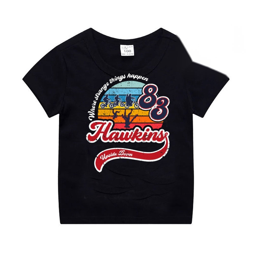 T-shirt enfant noir Stranger Things Hawkins 83 vu de face