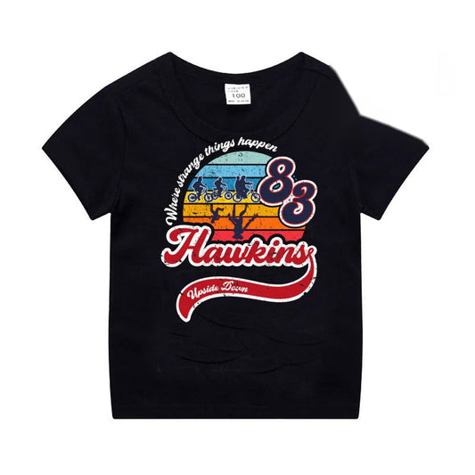 T-shirt enfant noir Stranger Things Hawkins 83 vu de face