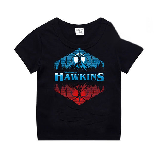 T-shirt enfant noir Stranger Things montagnes de Hawkins vu de face