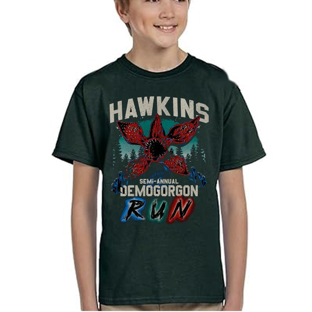 T-shirt enfant vert Stranger Things Hawkins Demogorgon Run vu de face