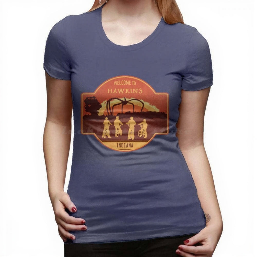 T-shirt femme Stranger Things Welcome to Hawkins Indiana écusson – coloris Bleu marine