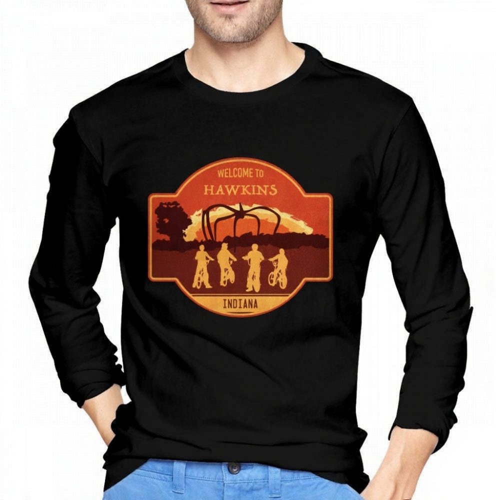 T-shirt homme manches longues Stranger Things Welcome to Hawkins Indiana écusson – coloris Noir