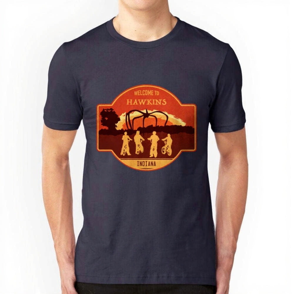 T-shirt homme Stranger Things Welcome to Hawkins Indiana écusson – coloris Bleu marine