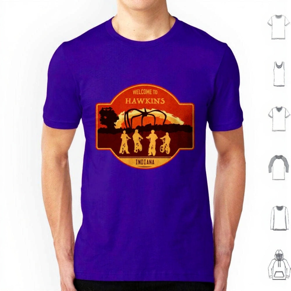 T-shirt homme Stranger Things Welcome to Hawkins Indiana écusson – coloris Violet